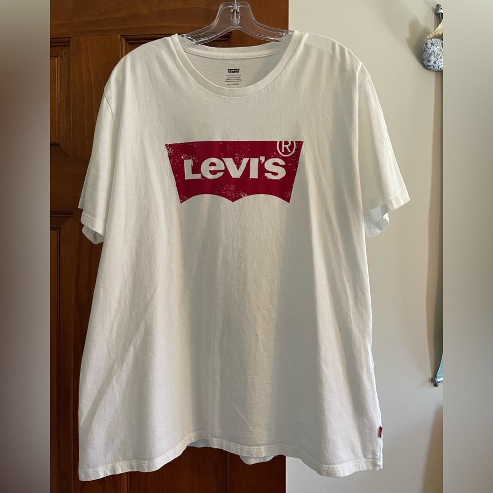 oversized Levi’s tshirt